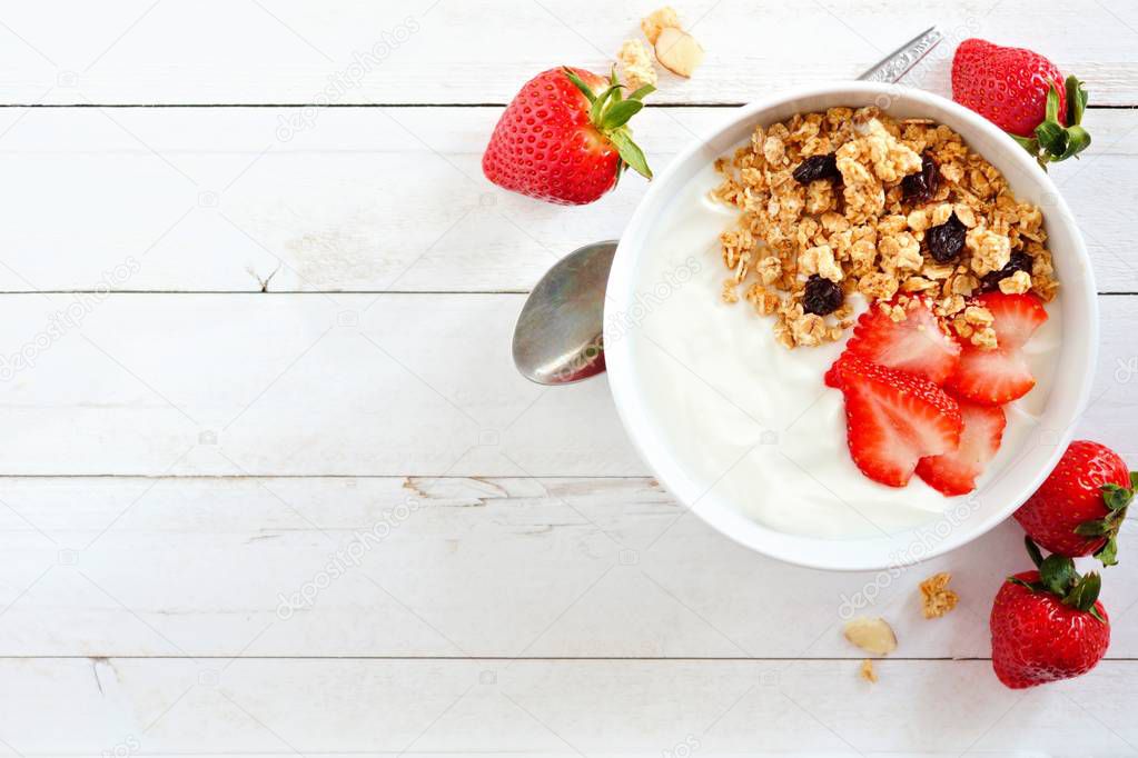 Yogurt bianco cremoso in ciotola con cucchiaio