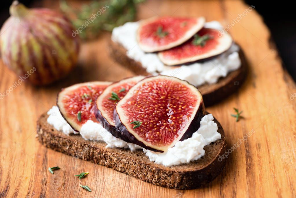 Bruschette con ricotta, olio e pepe