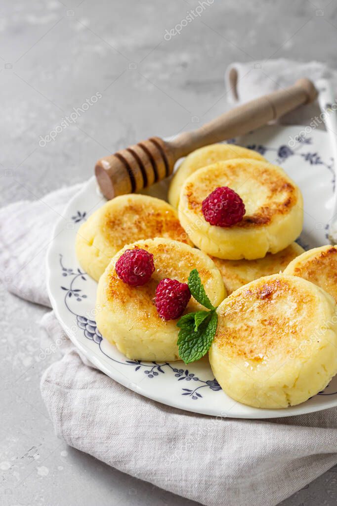 Fetta di cheesecake alla ricotta con miele