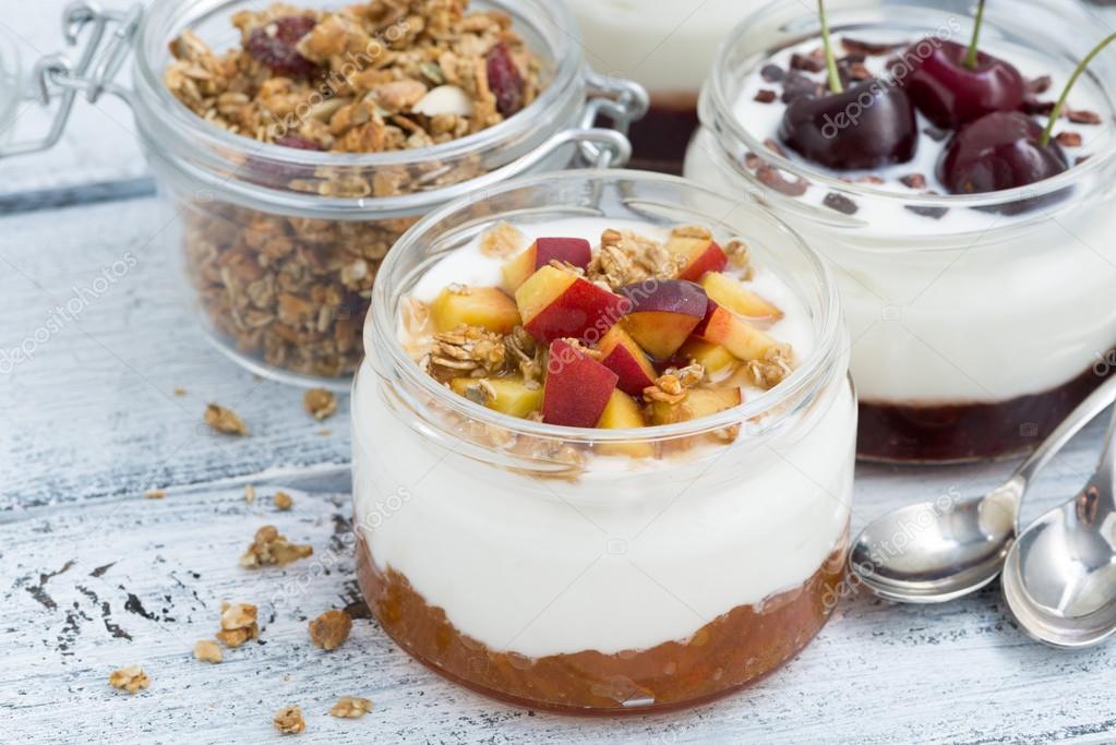 Yogurt con frutti di bosco in vasetto di vetro