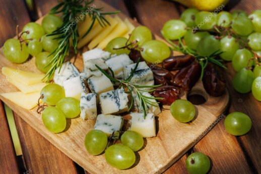 Degustazione di formaggi su tavolo rustico