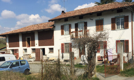 Cascina La Tizianella tra vigne e colline